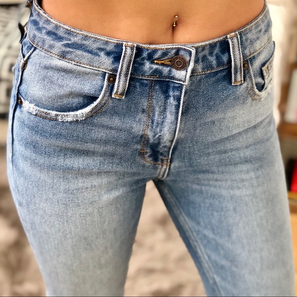 LAST 1️⃣ | GIRLFRIEND CLEAN Mid-Rise Jeans - Picture 3 of 8